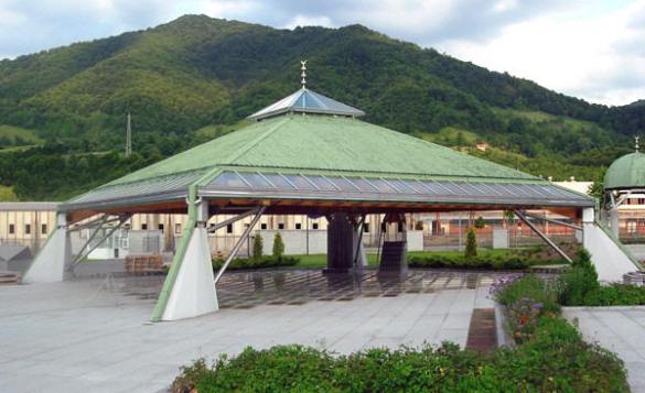 Teravih-namaz na musali u Memorijalnom centru Srebrenica-Potočari