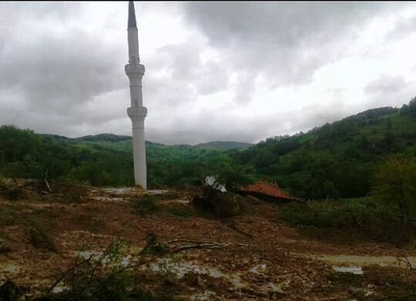 Cerska kod Vlasenice: Klizište zatrpalo gotovo kompletno selo Čelebići, poginula žena