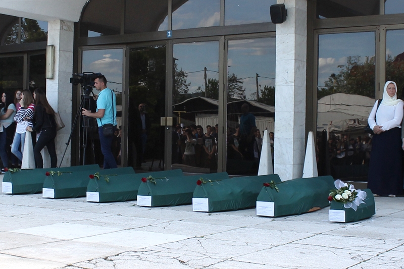 Iz Tuzle ispraćena tijela ubijenih bratunačkih civila