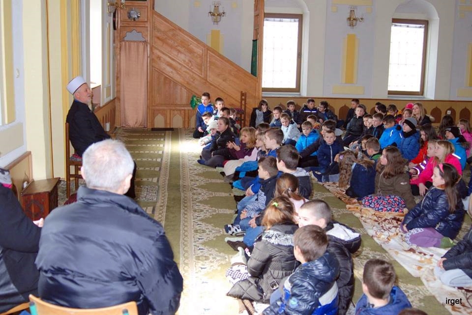 Učenici OŠ „Vladimira Nazora“ iz Odžaka posjetili džamiju Aziziju u Orašju