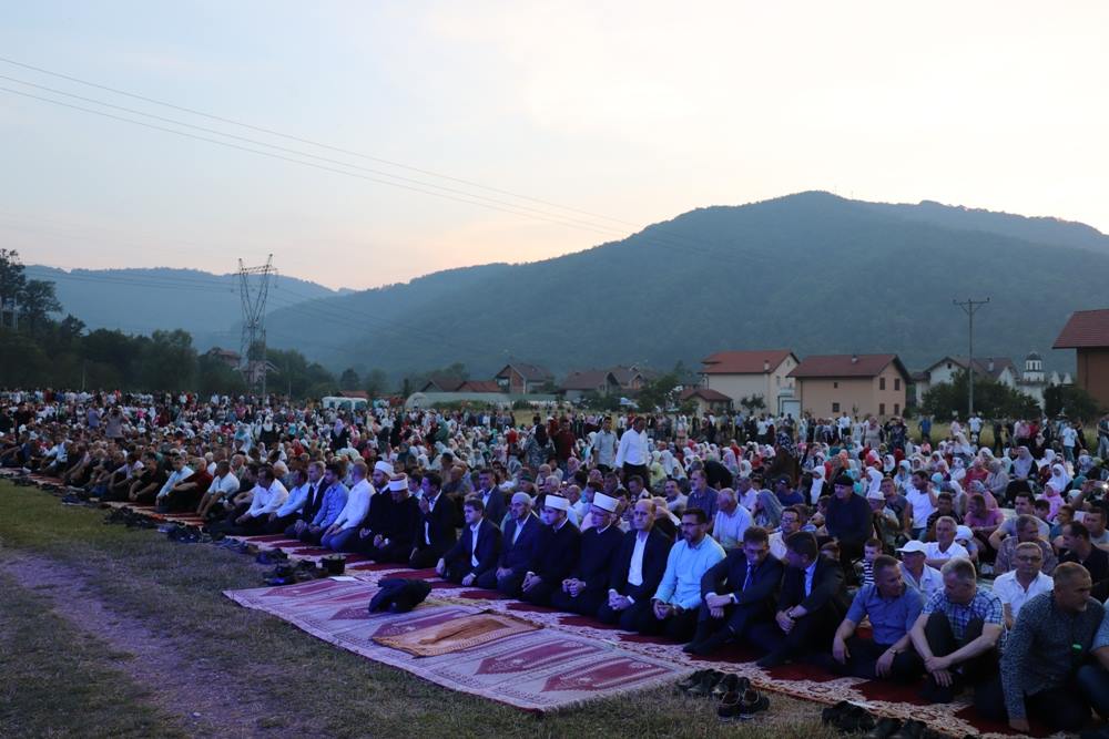 Veliki iftar u Konjević Polju još jednom okupio hiljade Bošnjaka na Drini