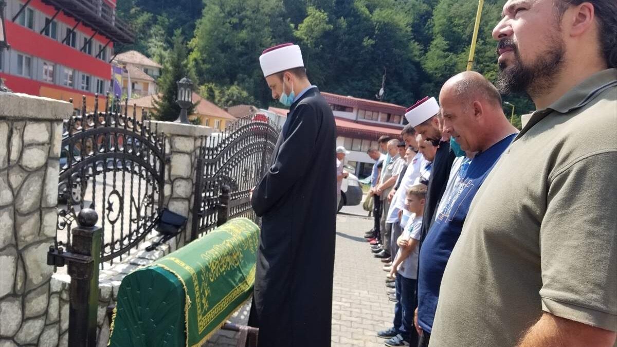 Srebrenica: Klanjana dženaza majci Kadiri Hrustanović kojoj su u genocidu ubijena tri sina