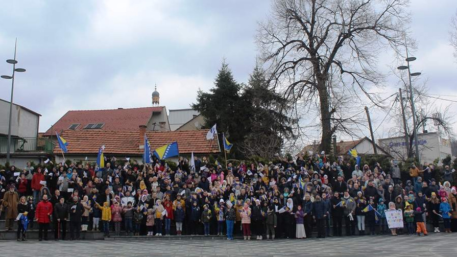 Povodom Dana nezavisnosti Bosne i Hercegovine defile i program na Trgu slobode u Tuzli