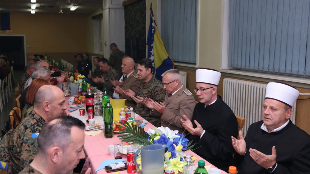 Iftar u kasarni Oružanih snaga Bosne i Hercegovine u Dubravama