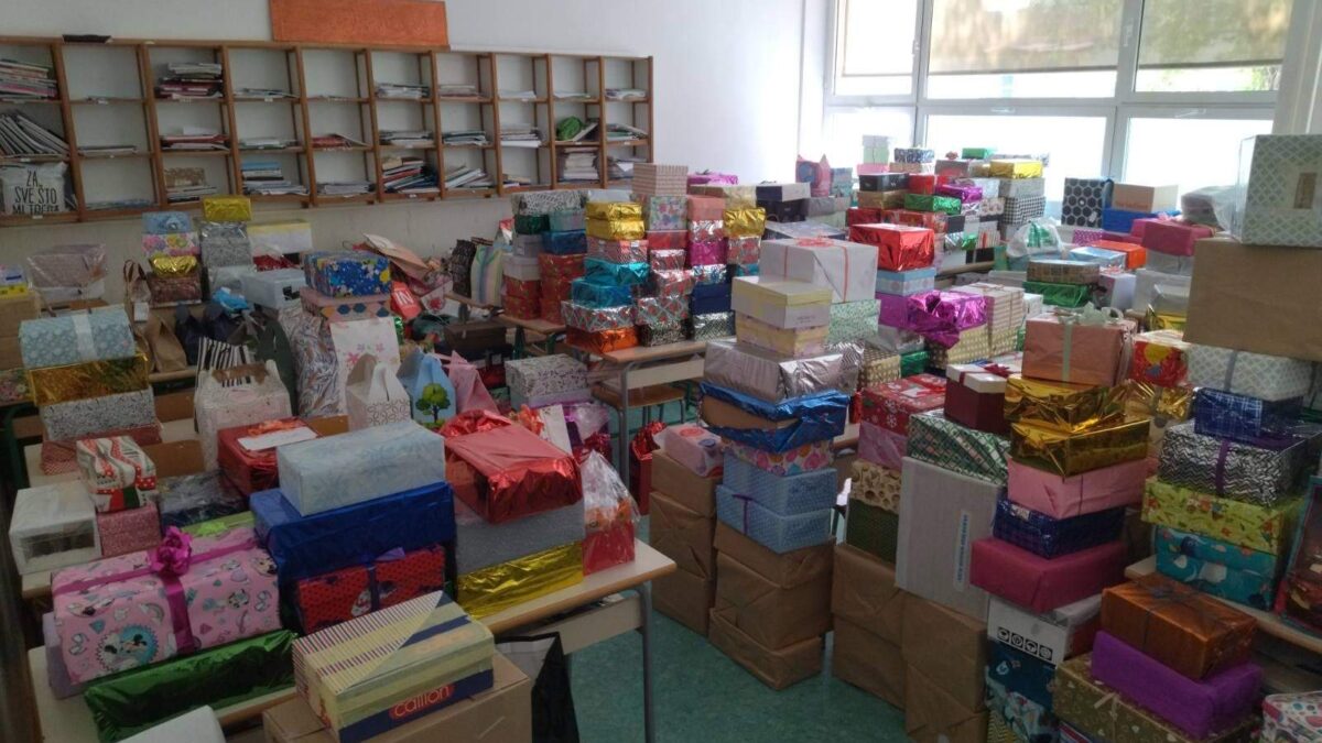 Osnovci u Tuzlanskom kantonu i vjeroučitelji skupili 5.400 bajramskih paketića za djecu Podrinja i Posavine