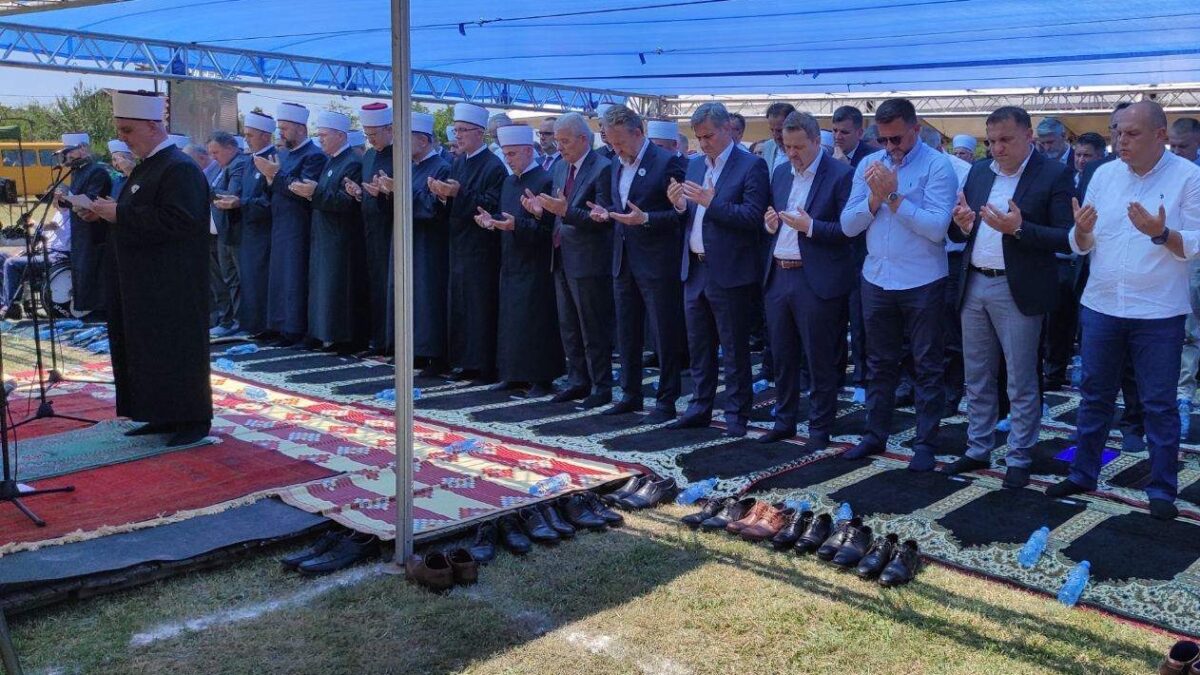 Klanjana kolektivna dženaza za 16 žrtava iz Prijedora i doline Sane