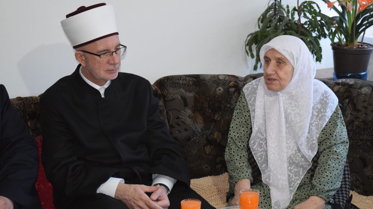Muftija Fazlović posjetio majku četiri šehida Zumru Mehić