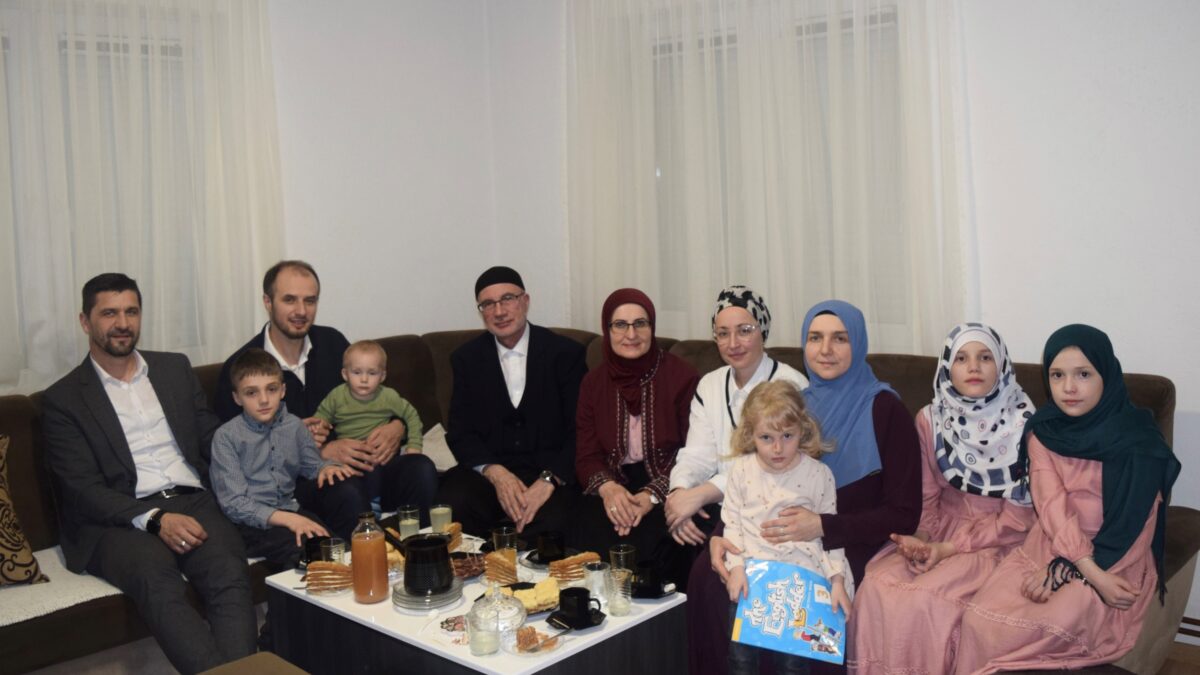 Muftija Fazlović posjetio sedmočlanu porodicu srebreničkog imama Hrustanovića