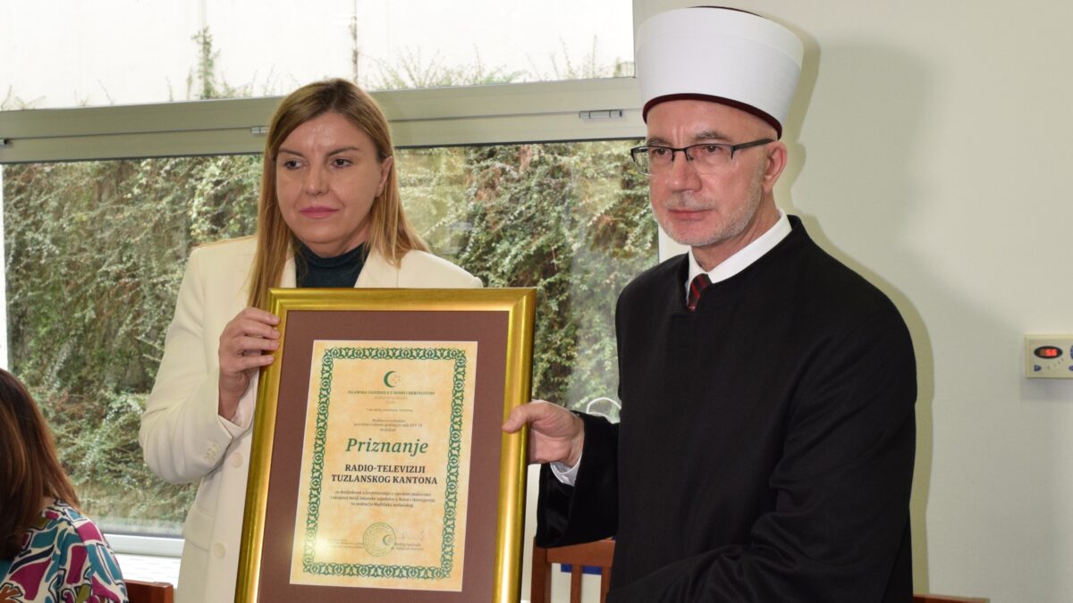 Priznanje Muftijstva tuzlanskog Radio-televiziji Tuzlanskog kantona