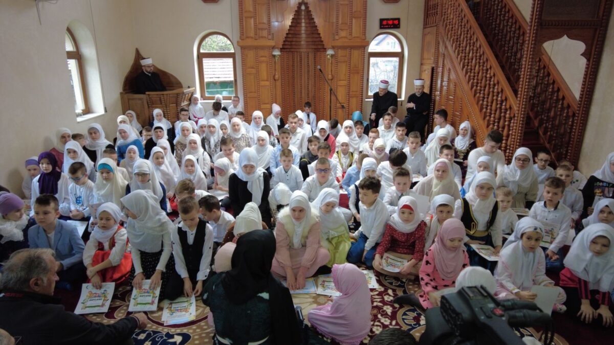 MIZ Gradačac: Uručene diplome polaznicima mekteba Reuf-begove džamije