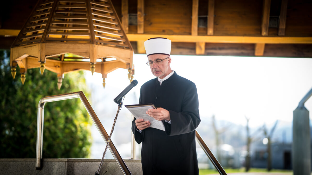 Muftija Fazlović održao hutbu na musalli šehitluka u Potočarima: Poseban je hurmet ramazanskog vremena i šehidskog mezarja