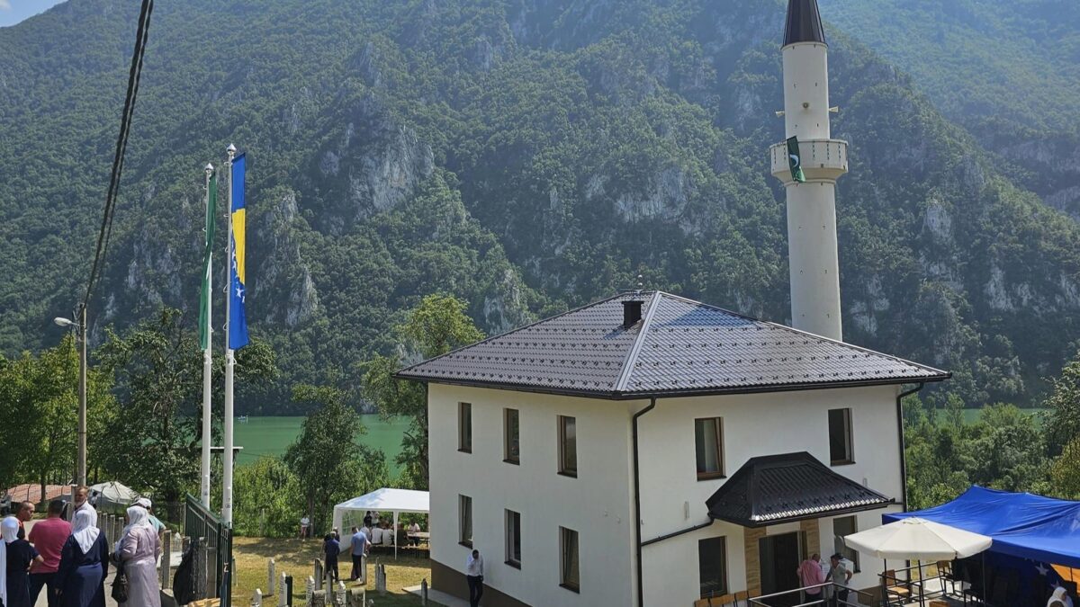 Na svečanom otvaranju džamije u Klotjevcu muftija Fazlović poručio: Čvrsto čuvajte vezu sa svim džematima Srebrenice