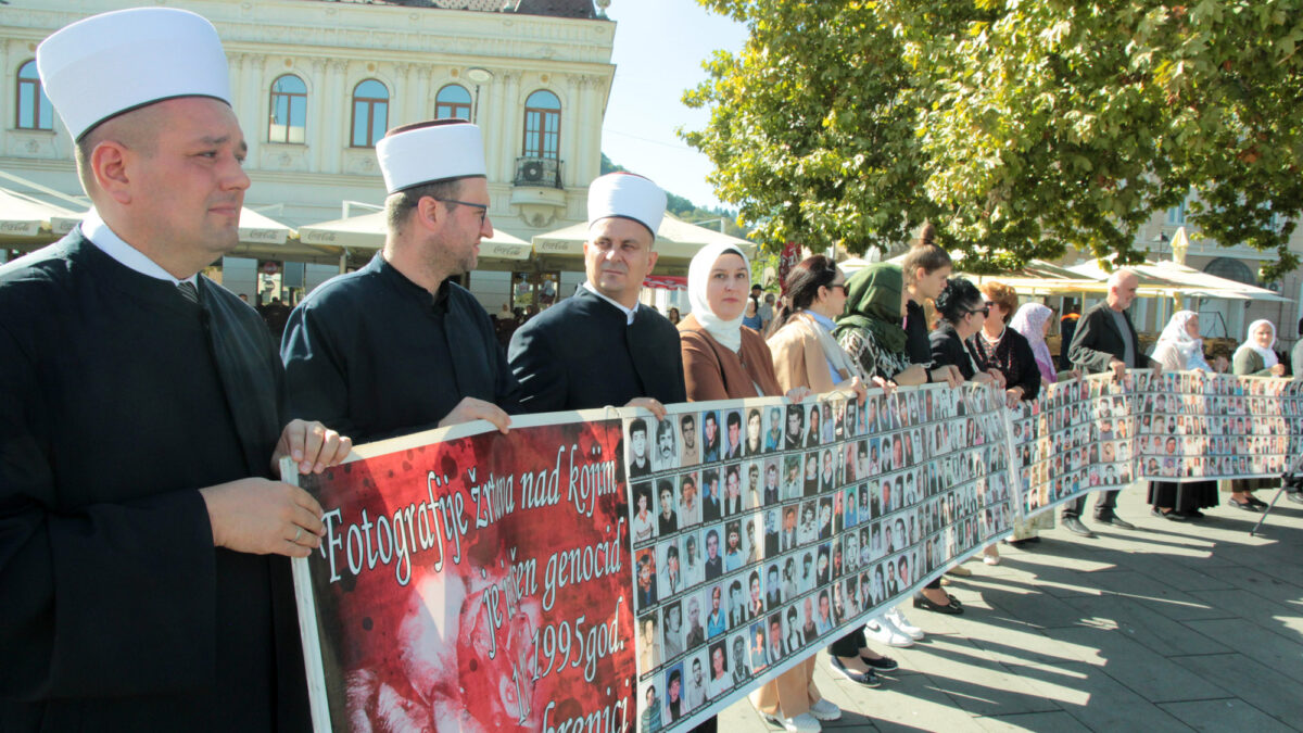 Majke Srebrenice i Podrinja s Trga slobode u Tuzli upozorile na spor proces ekshumacija