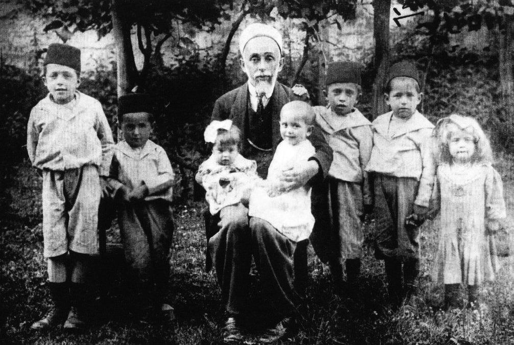 Muftija Muhamed Šefket Kurt sa svoje sedmero djece u Banja Luci 1923. godine