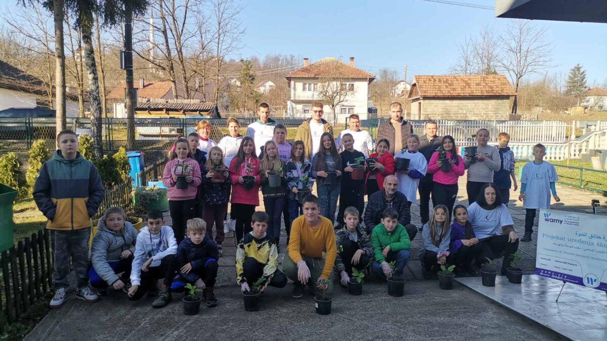 Aktivisti Mreže mladih uređivali dvorište osnovne škole u Srebreniku