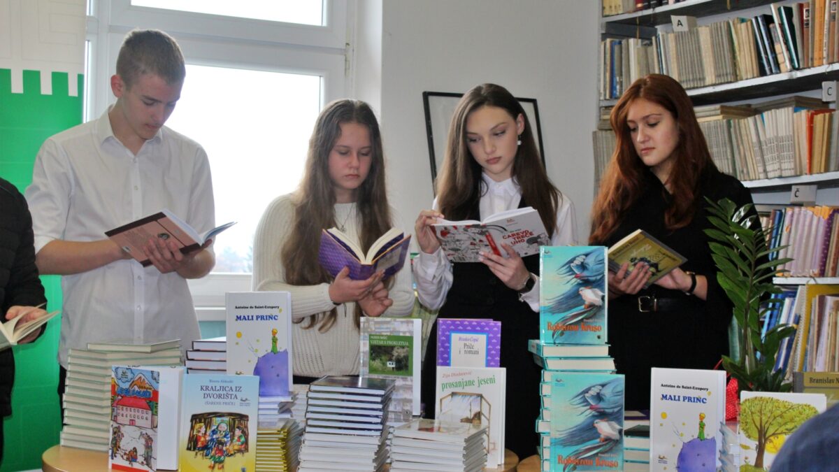 Medžlis Tuzla darovao knjige tuzlanskim školama
