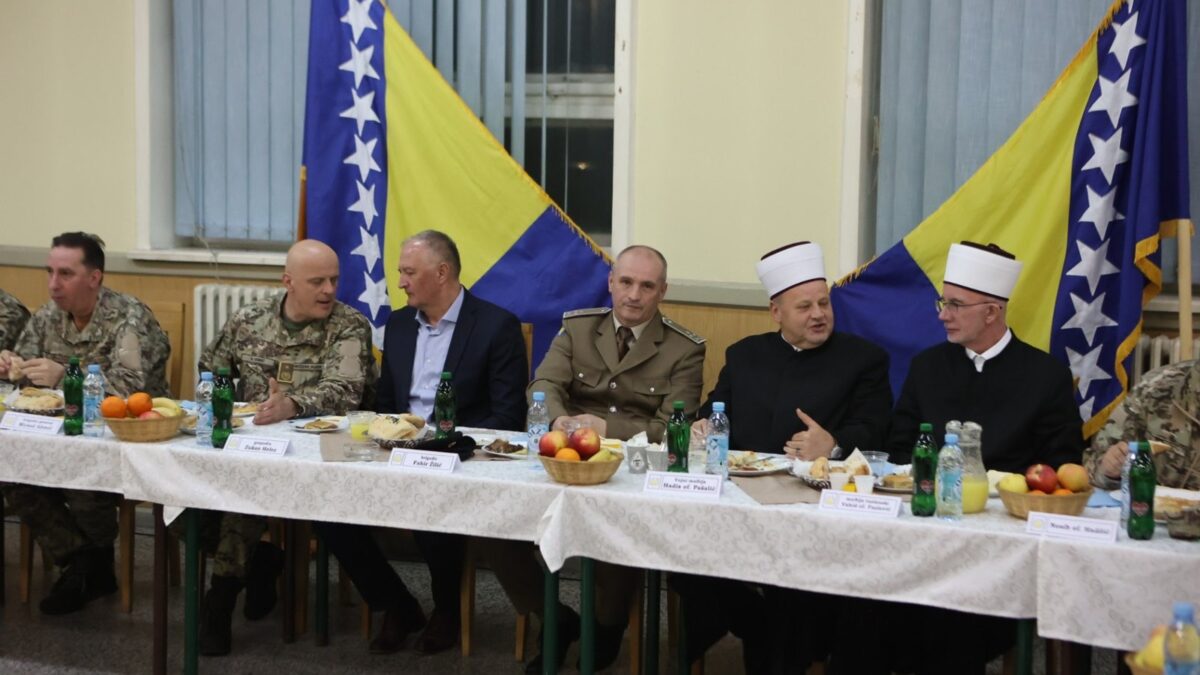 Kasarna Dubrave: Održan tradicionalni iftar sa pripadnicima Oružanih snaga Bosne i Hercegovine