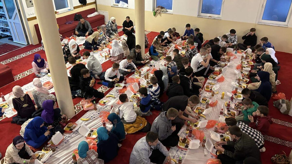 Organiziran iftar za oko stotinu djece u Srebrenici