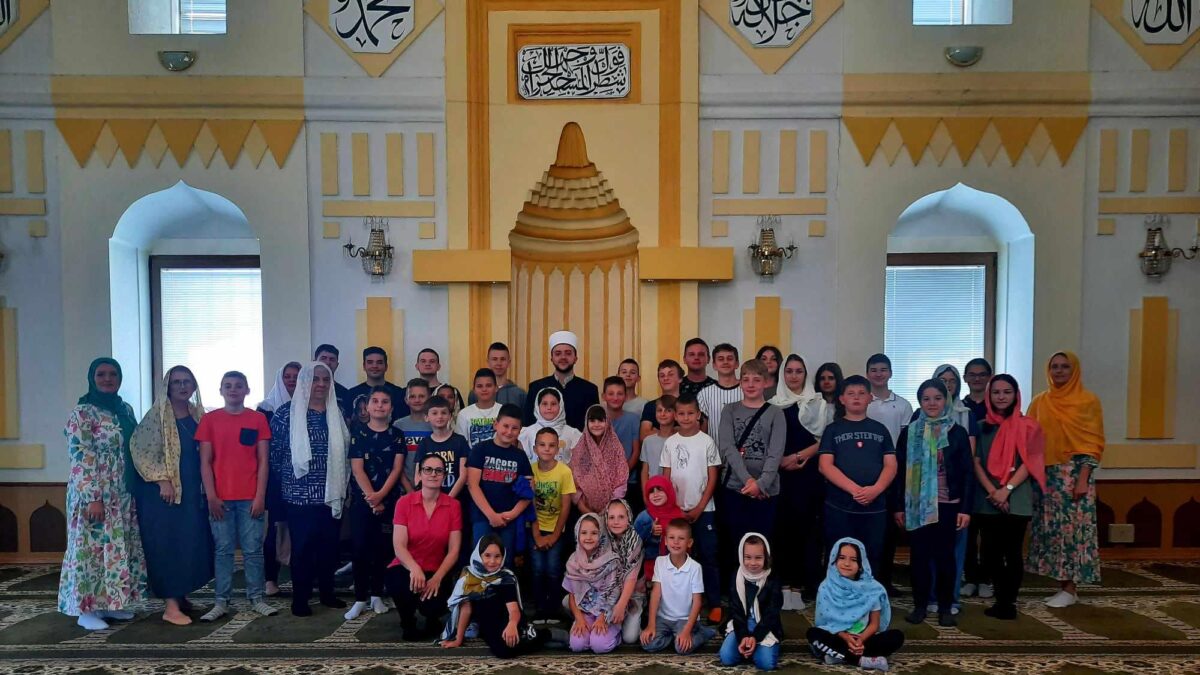 Učenici osnovne škole posjetili Azizija džamiju u Orašju
