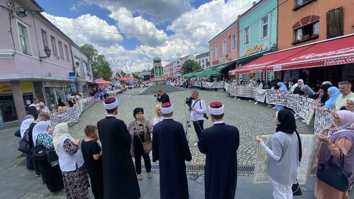 Održan još jedan mirni protest Udruženja “Žene Srebrenice”