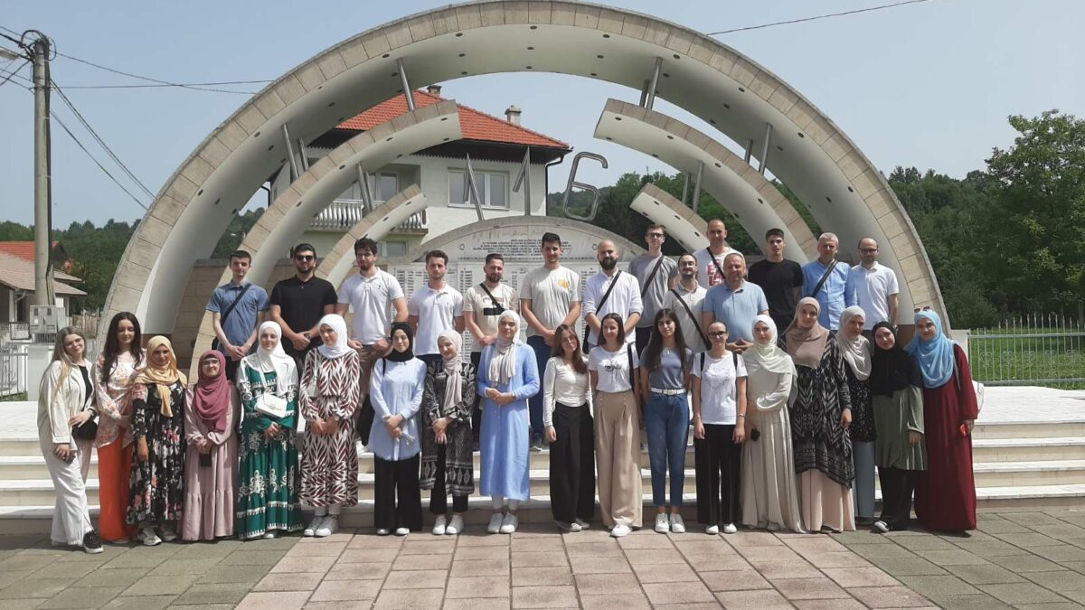 Povodom završetka IV ciklusa programa “Putevi dobra” mladi posjetili Travnik i šehidsko spomen obilježje u Ahmićima