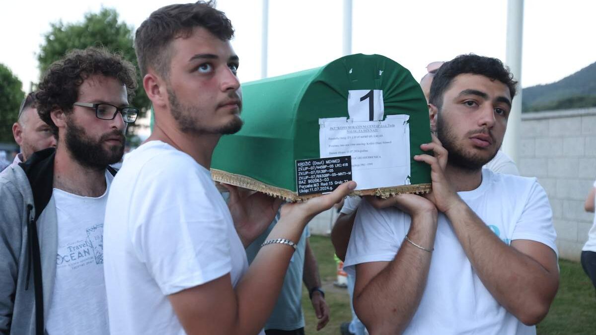 Tabuti žrtava genocida preneseni na rukama iz Fabrike akumulatora do Musale