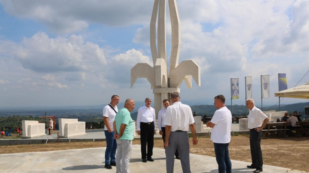 Muftija Fazlović obišao radove na musalli kod spomenika “Ljiljan” te Husejniju i Svirac džamiju u Gradačcu