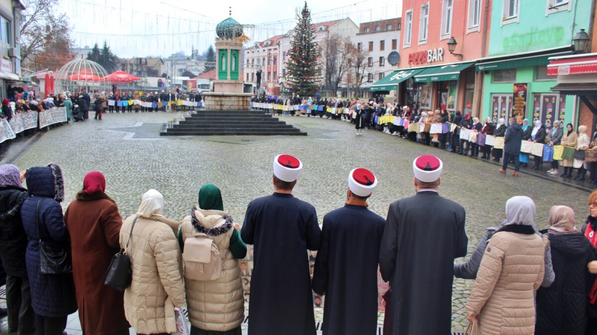 Trg žrtava genocida u Tuzli: Za svoja prava se borimo svakodnevno