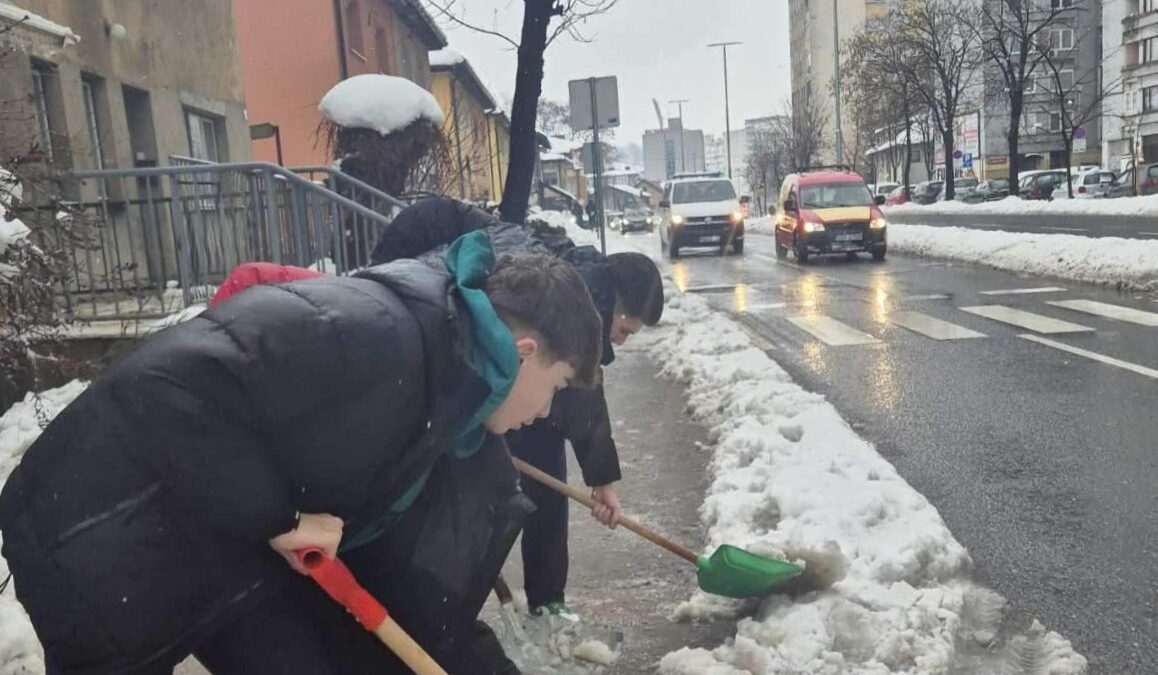 Islamska zajednica podiže svijest o važnosti volonterizma: Učenici medresa u akciji čišćenja snijega