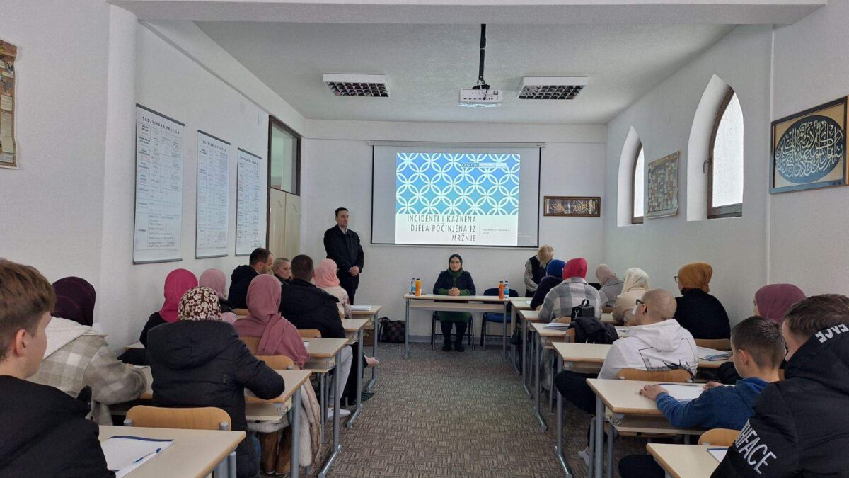 Vlasenica: Održan seminar za srednjoškolce o prepoznavanju i reagovanju na djela motivirana mržnjom