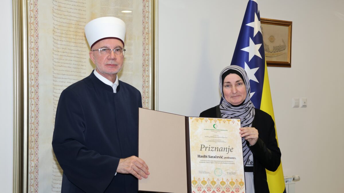 Hasibi Saračević priznanje Muftijstva tuzlanskog za predano podučavanje islamu brojnih generacija muslimanki i uspješno vođenje Odjela za brak i porodicu