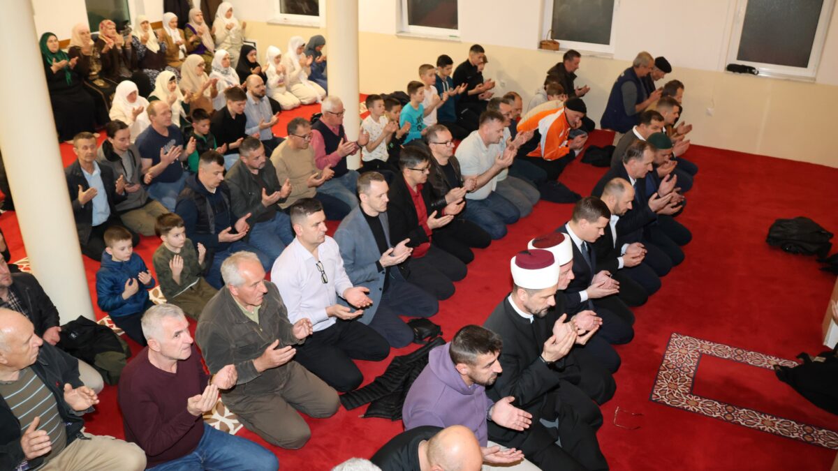 Muftija Fazlović i premijer Halilagić na iftaru i teraviji s muslimanima Bratunca i Srebrenice
