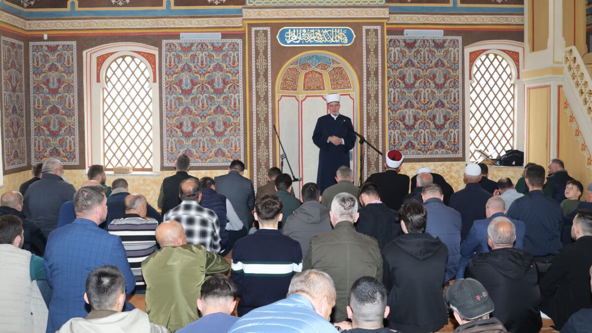 Džuma-namaz s džematlijama Behram-begove džamije