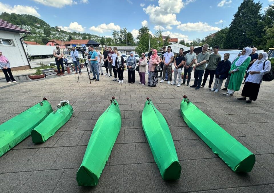 Sutra kolektivna dženaza u Bratuncu: Tabuti ispraćeni iz Tuzle