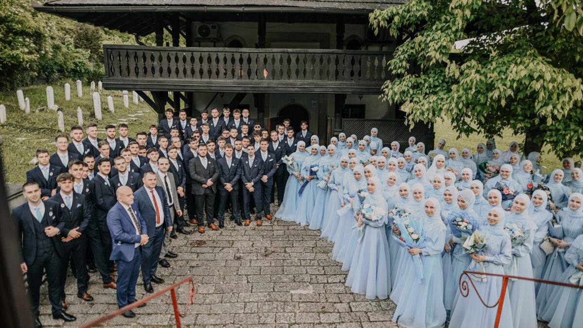 Tuzla: Svečana šetnja maturanata Behram-begove medrese