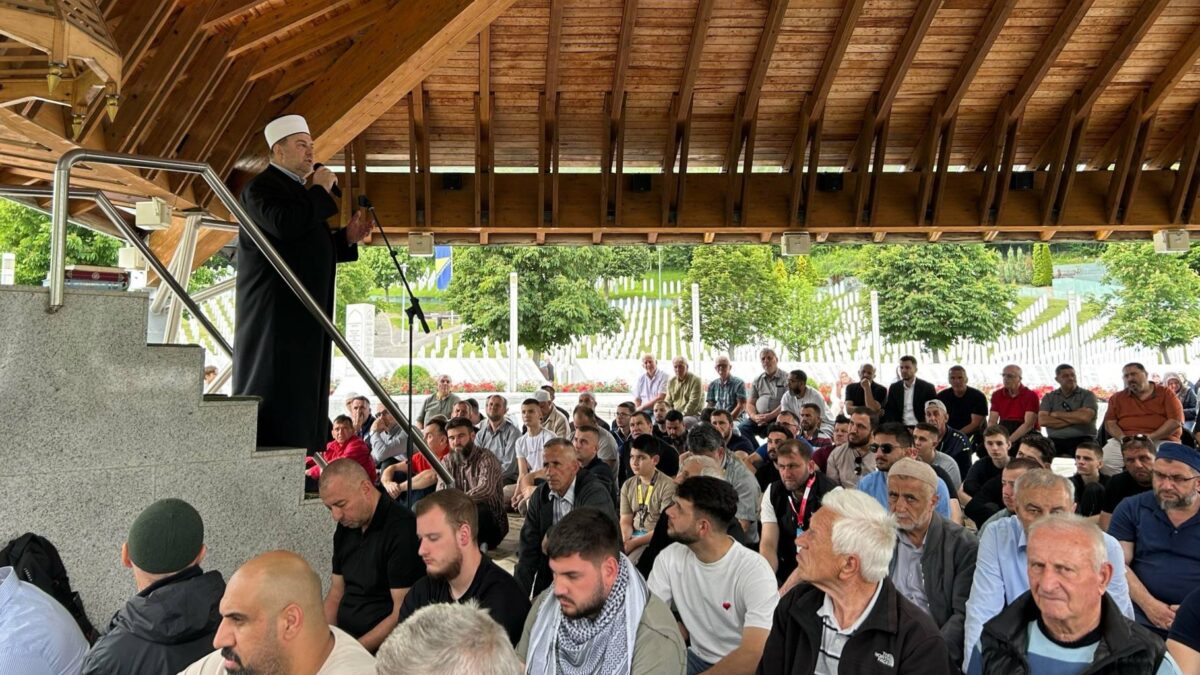 Džuma-namaz na musalli u Potočarima