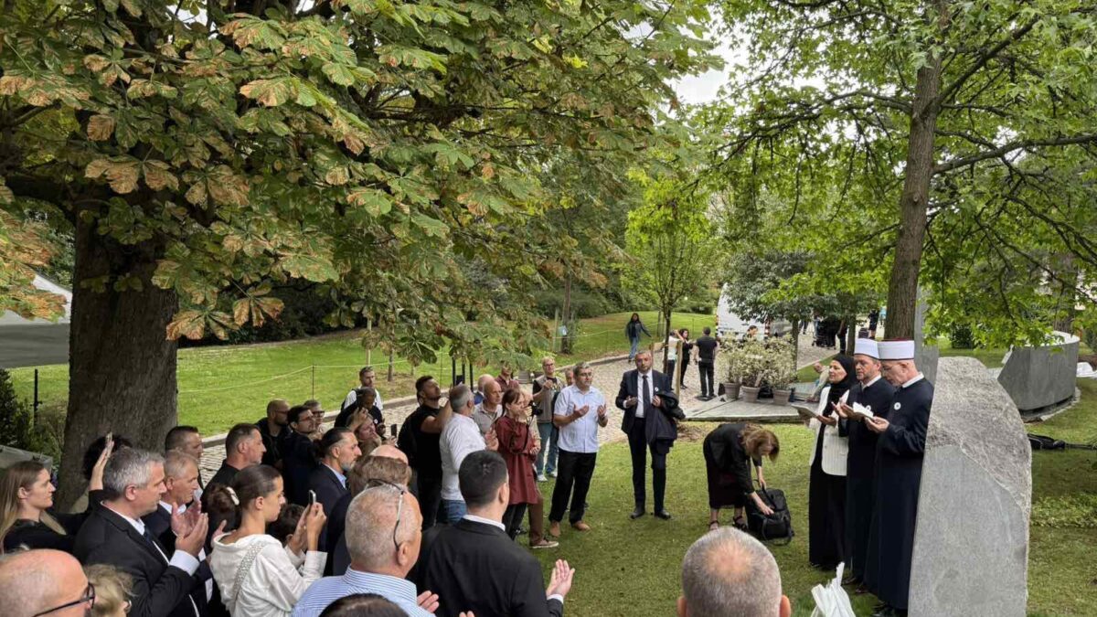Dova na otvaranju spomen-obilježja za žrtve genocida u Srebrenici u Parizu