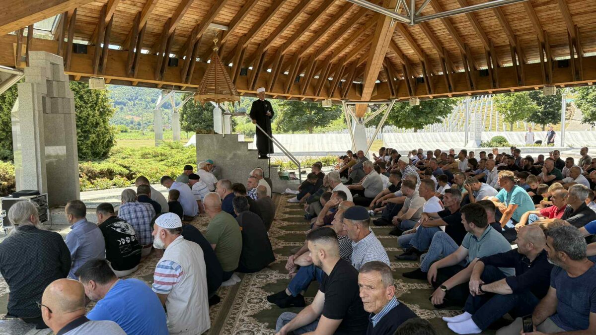 Muftija banjalučki Ismail-ef. Smajlović kazivao hutbu na Musalli šehitluka u Potočarima