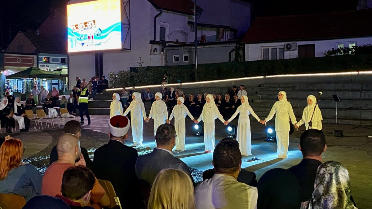 Programom na Trgu slobode u Tuzli okončana manifestacija “Dani sjećanja na genocid u Srebrenici”