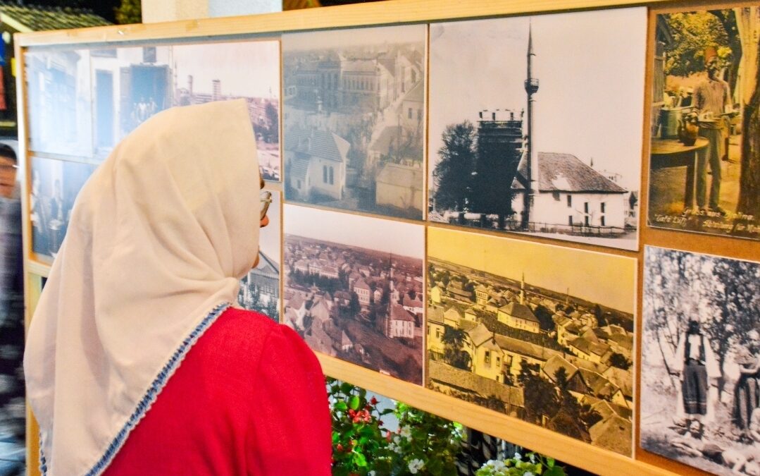 Izložba fotografija povodom svečanog otvorenja džamije Ahmed-bega Salihbegovića u Bijeljini