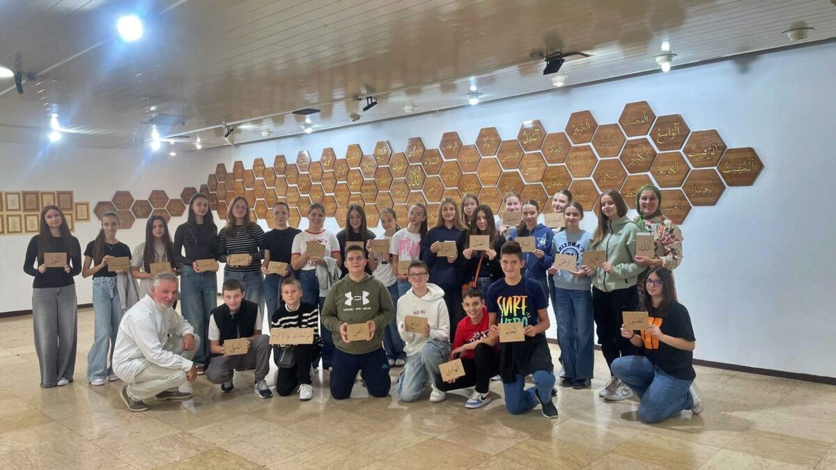 Izložba “Uči o Allahu” zabilježila zapažen broj posjetilaca u Tuzli