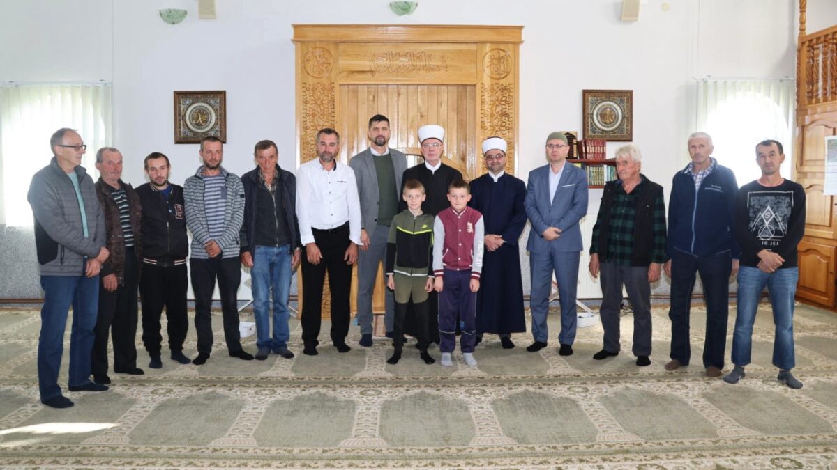 U okviru tridesete godišnjice Genocida muftija Fazlović boravio u srebreničkim džematima Osmače i Osat