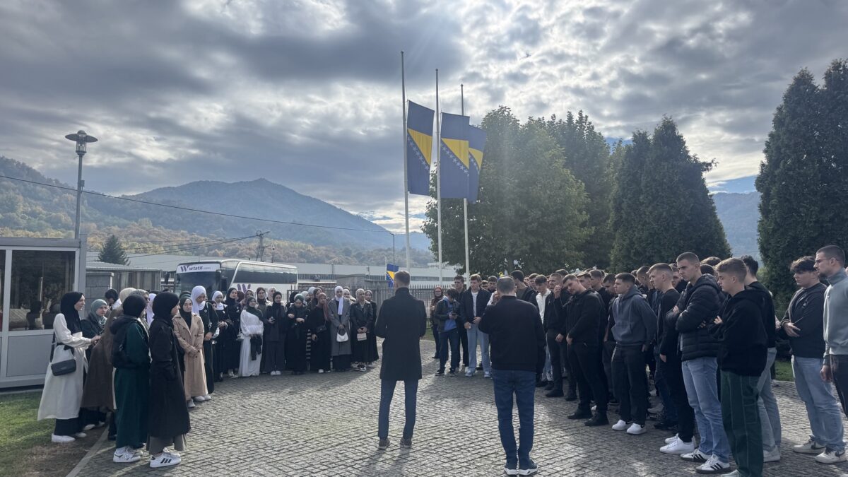Učenici trećeg razreda Behram-begove medrese posjetili Memorijalni centar Potočari