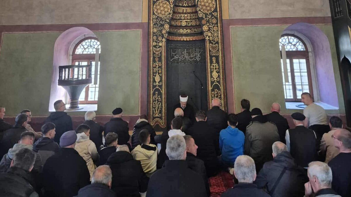 Gradačac: Klanjan džuma-namaz u Husejnija džamiji